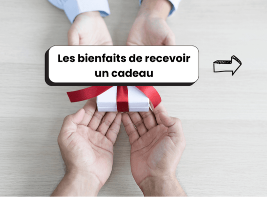 Photo de deux mains : l’une offrant un cadeau à l’autre, avec le titre : Les bienfaits de recevoir un cadeau.